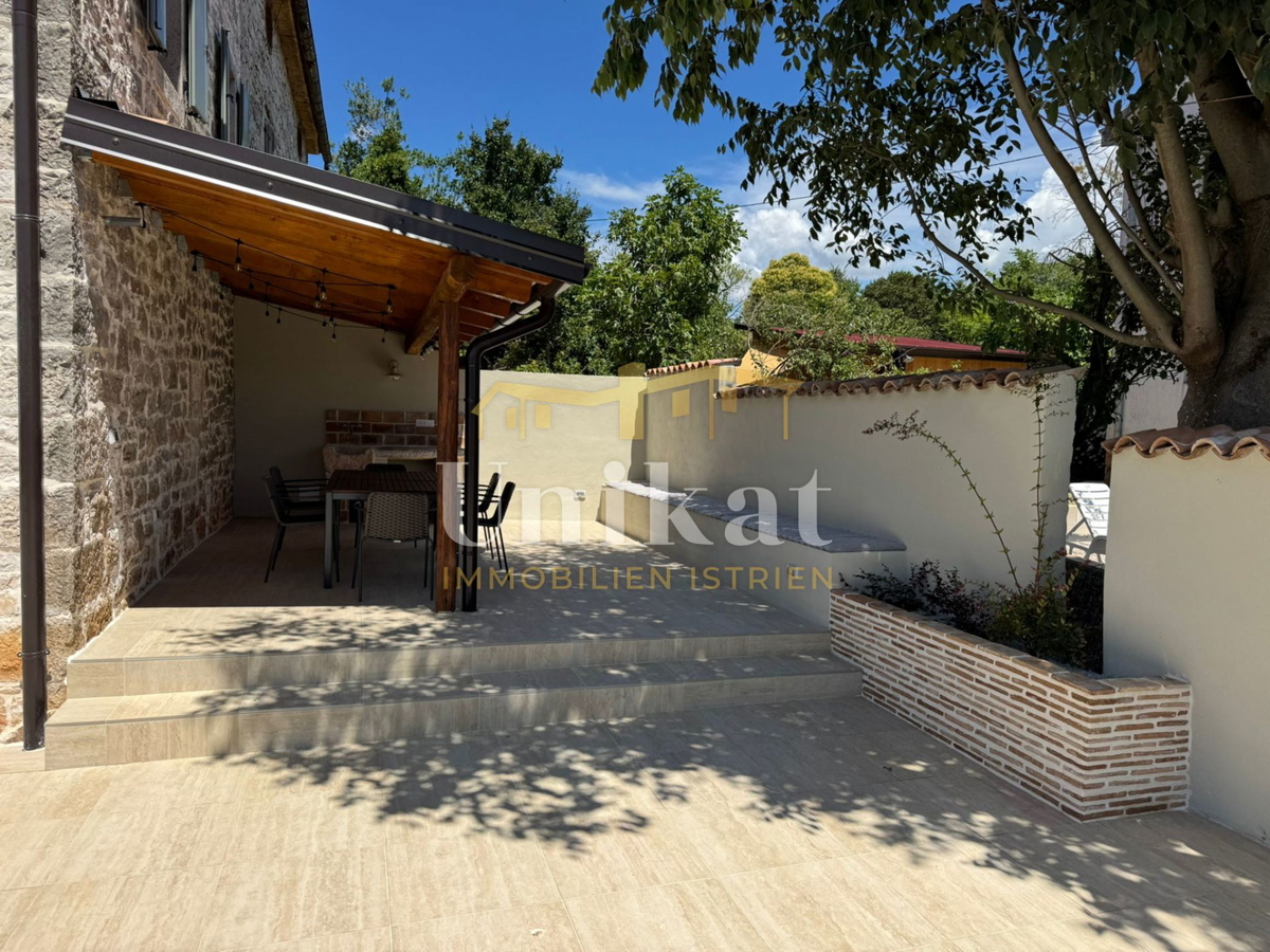 Casa in pietra ristrutturata con piscina